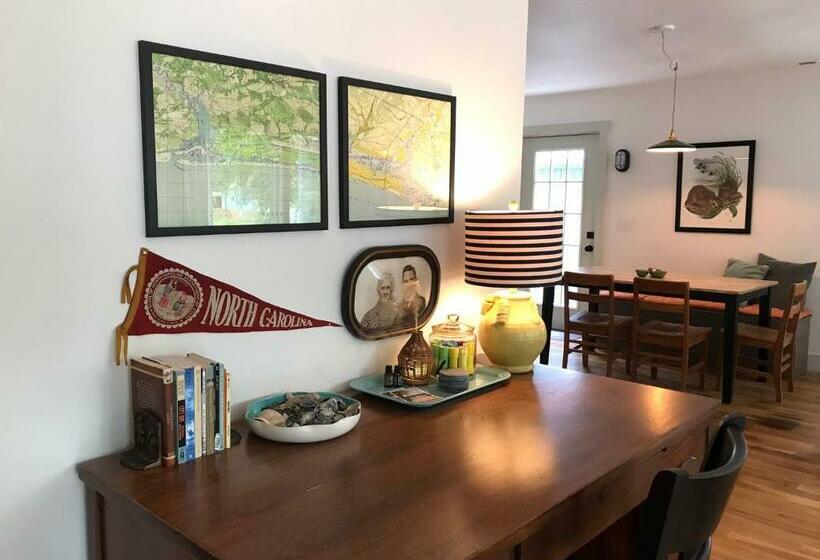 Cottage By The Sea: Pagnotto Shellback House