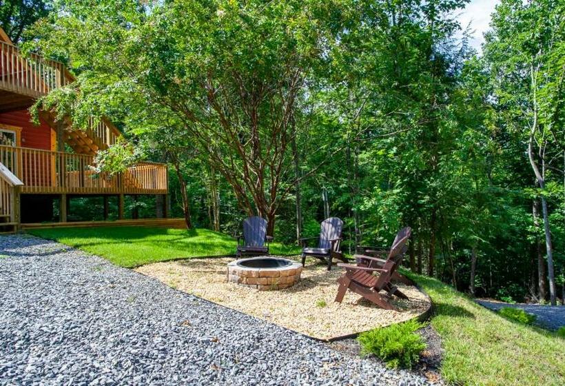 Gatlin Barn Secluded Hot Tub Game Room