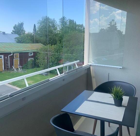 Hyvin Varusteltu Perhehuoneisto Pysäköintipaikalla