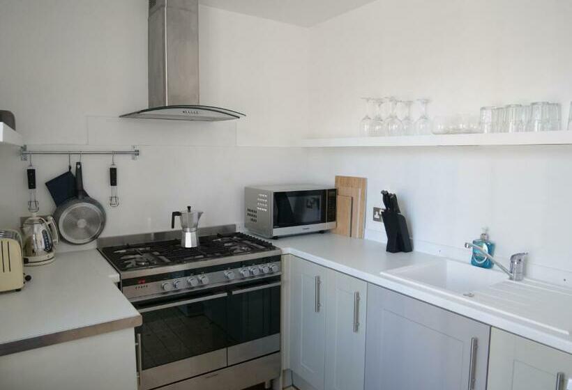 Luxury 3 Bathroom Cinema And Sauna