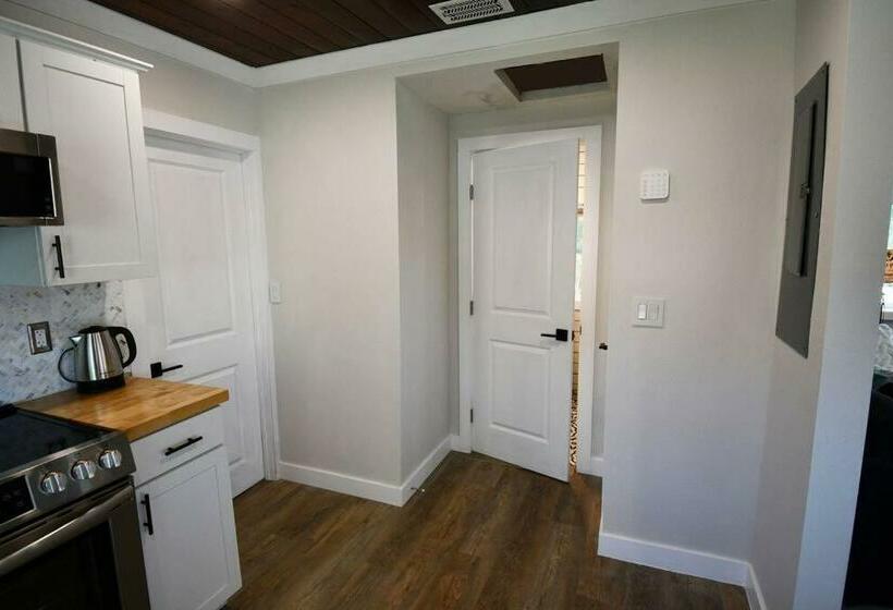 Shares View Luxury Apt