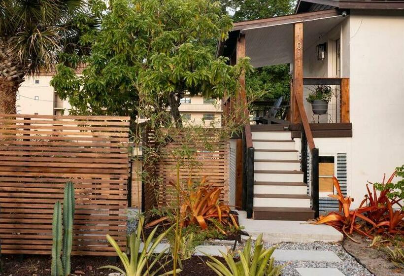 Shares View Luxury Apt