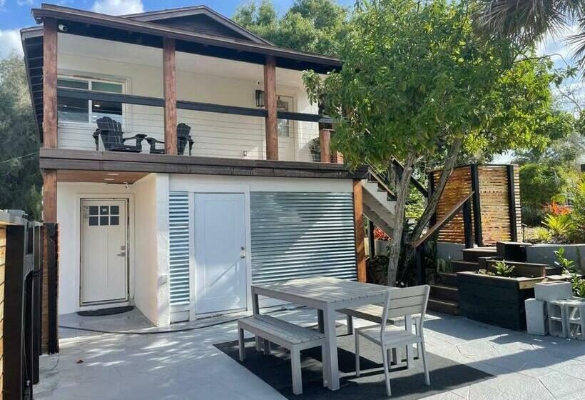 Shares View Luxury Apt