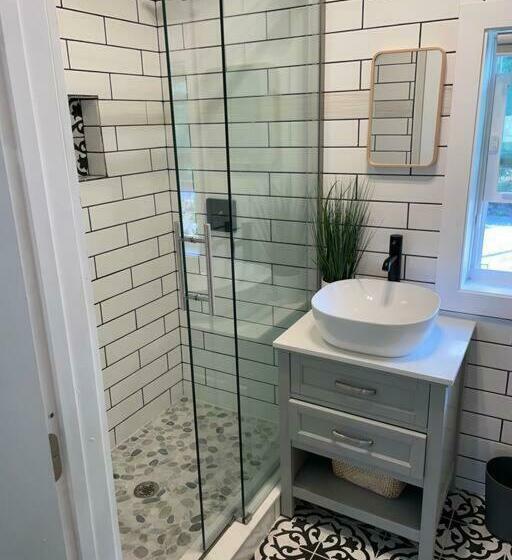 Shares View Luxury Apt