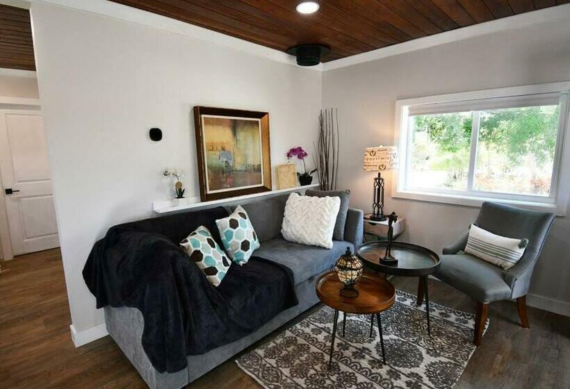 Shares View Luxury Apt