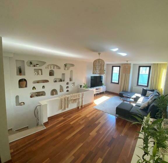 Private Triplex House In The City Center