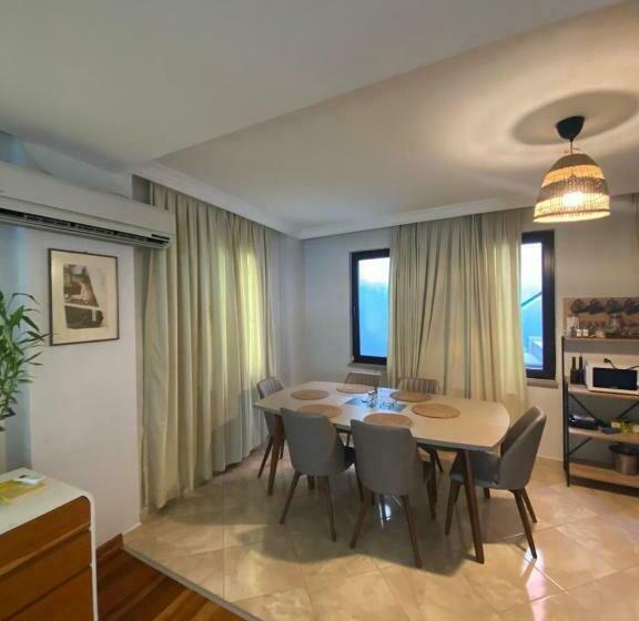 Private Triplex House In The City Center