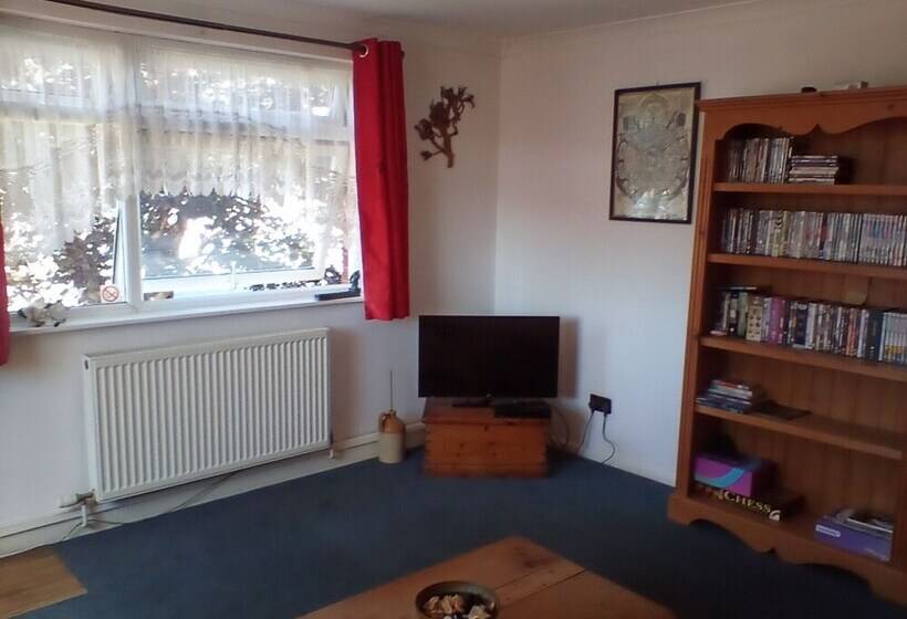 1 Bed Apartment In Bridport Great Location