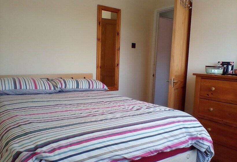 1 Bed Apartment In Bridport Great Location