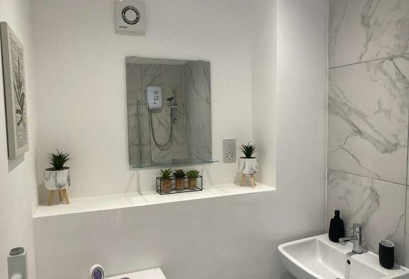 Quiet & Cosy Wollaton Bungalow, Large Garden, Near To Wollaton Deer Park