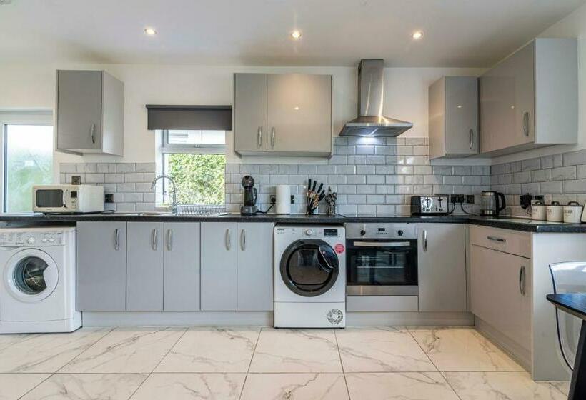 Quiet & Cosy Wollaton Bungalow, Large Garden, Near To Wollaton Deer Park