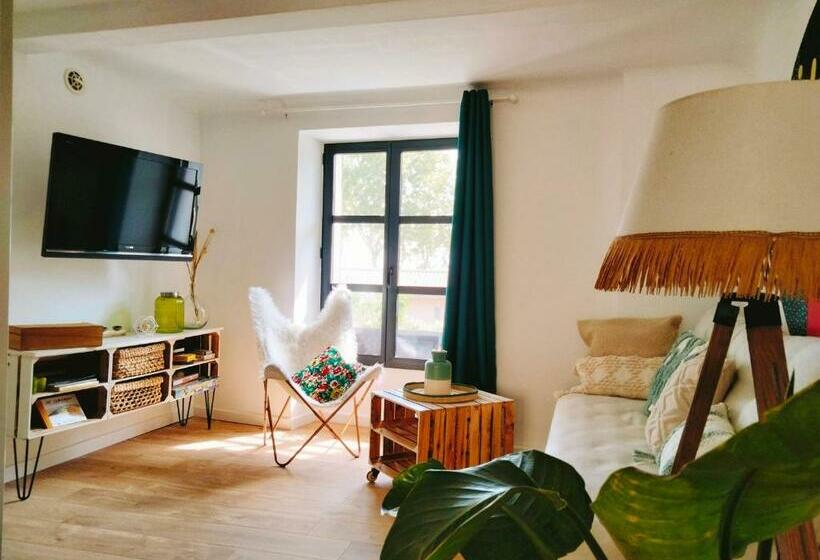 A L Ombre De La Dame