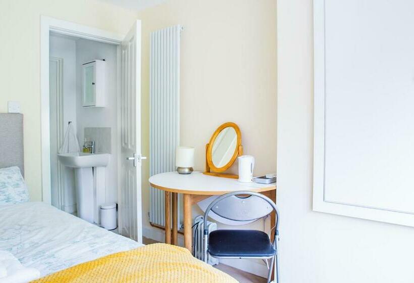 Double Ensuite In Central Forest Row