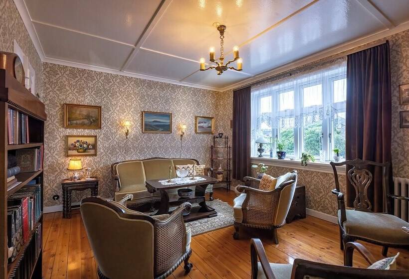 Downtown   Retro Decor   Stunning Views   Terrace