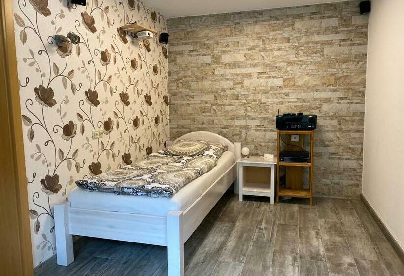 4 Zi Apartment, 80 Qm Mit Garten Nähe Messe Verkehrsgünstig, Ruhig, Parkplätze