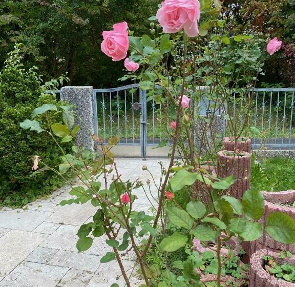 4 Zi Apartment, 80 Qm Mit Garten Nähe Messe Verkehrsgünstig, Ruhig, Parkplätze