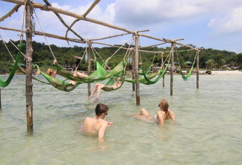 Отель Mad Monkey Koh Rong Samloem