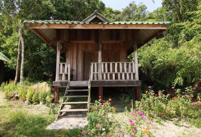 Отель Mad Monkey Koh Rong Samloem