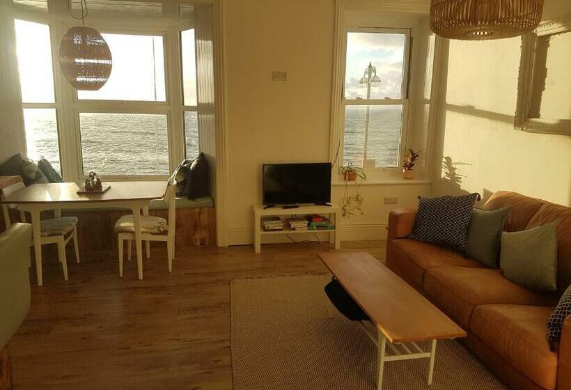 Lovely Seafront 2 Bed Flat In Aberystwyth