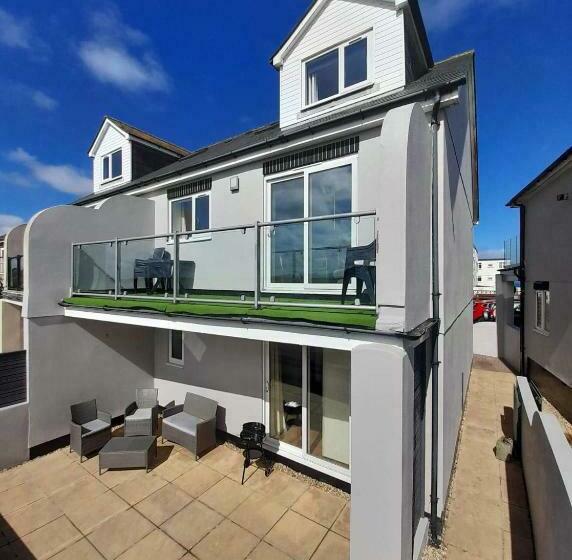 Modern Spacious 4bed House In Porth Newquay Brambl