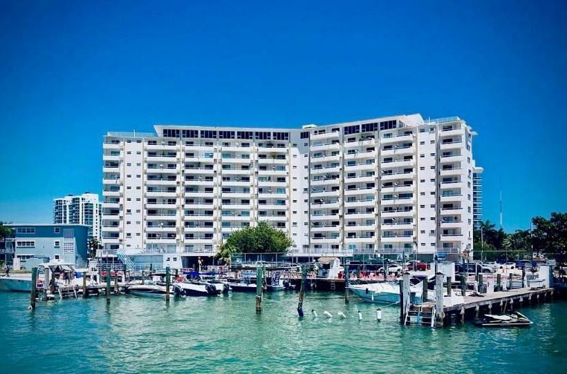 Premium Modern Waterfront Apartment With Miami Skyline View On The Bay 5 Mins Drive To Miami Beach W