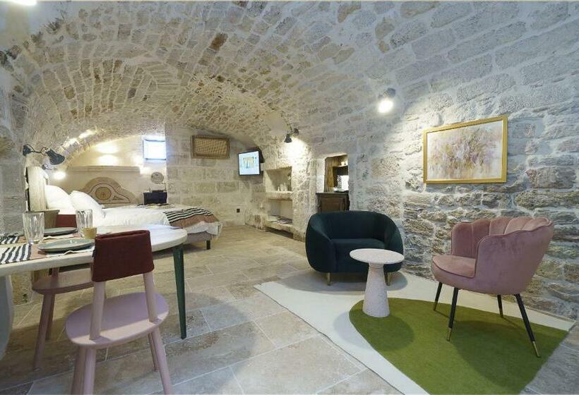 بنسيون Les Confidentielles