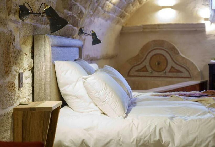 بنسيون Les Confidentielles