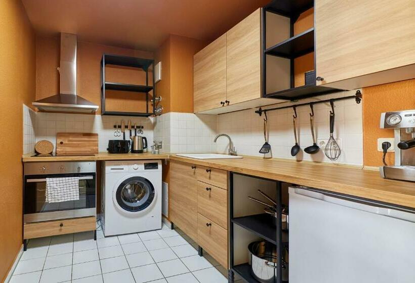 Spaciousliving Design Apartment Central Box Spring Bed Exhibition