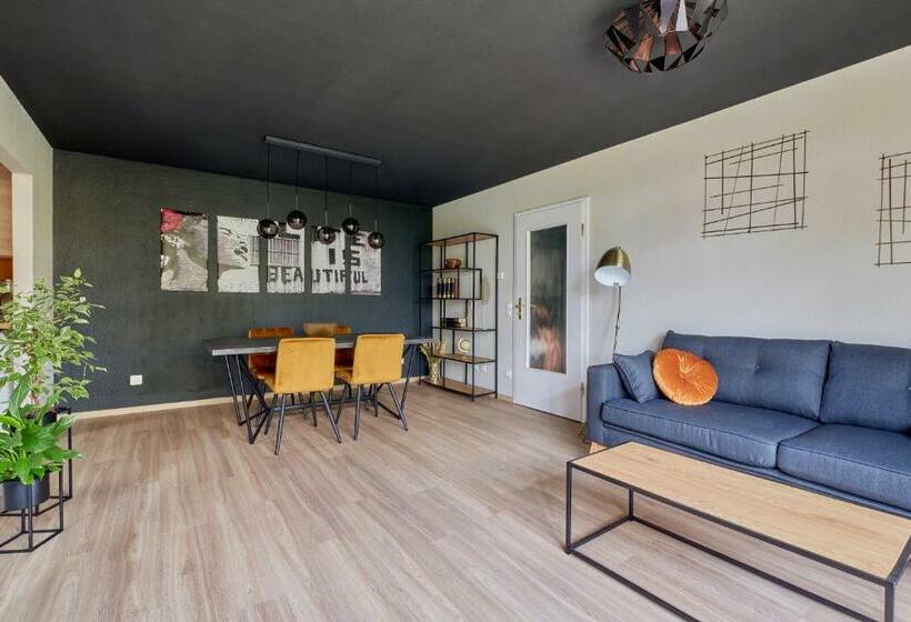 Spaciousliving Design Apartment Central Box Spring Bed Exhibition