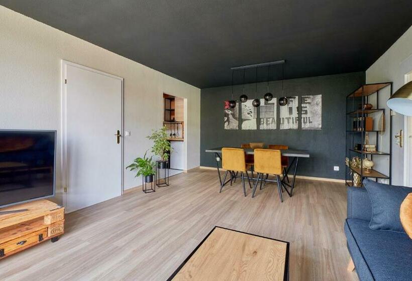 Spaciousliving Design Apartment Central Box Spring Bed Exhibition