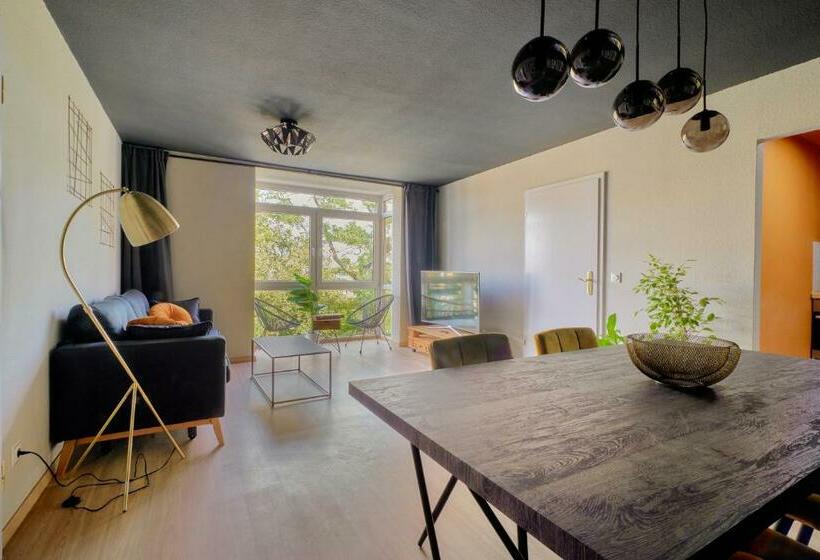 Spaciousliving Design Apartment Central Box Spring Bed Exhibition