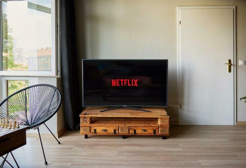 Spaciousliving Design Apartment Central Box Spring Bed Exhibition