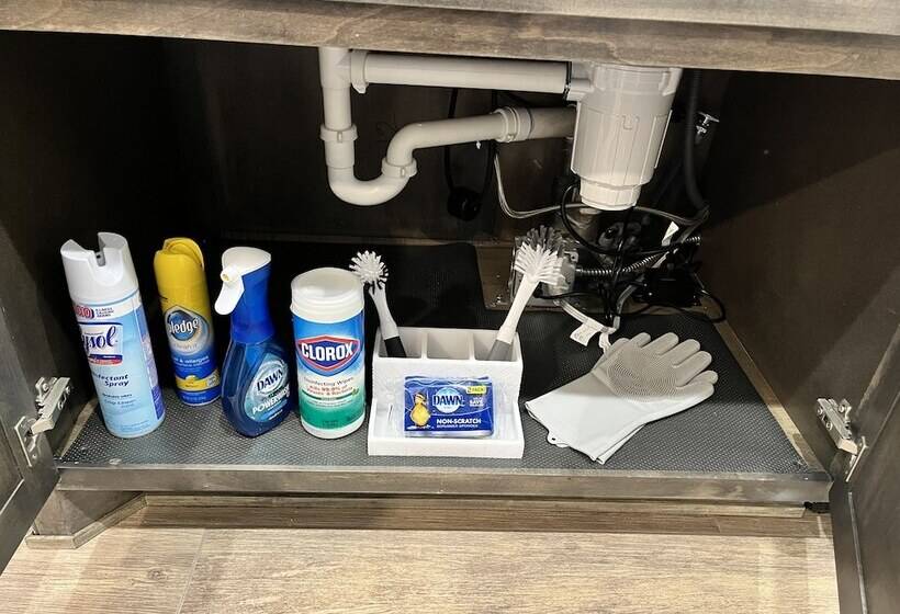 The Cosmopolitan Modern, Cozy, New 3bedroom Home