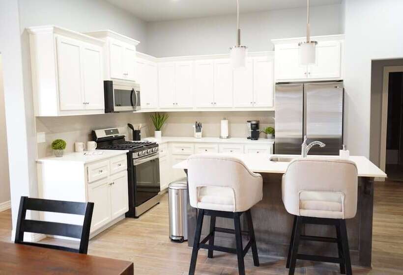 The Cosmopolitan Modern, Cozy, New 3bedroom Home