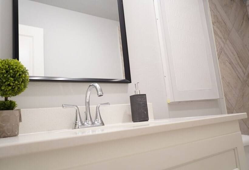 The Cosmopolitan Modern, Cozy, New 3bedroom Home