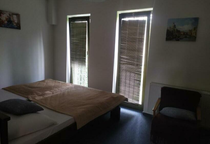 הוסטל Penzión Malý Dvor