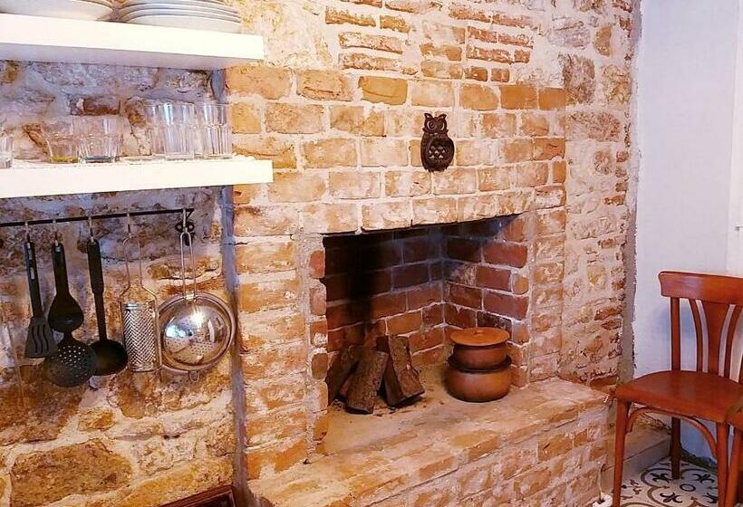 Ayvalık Merkezde Eski Taş Rumevi