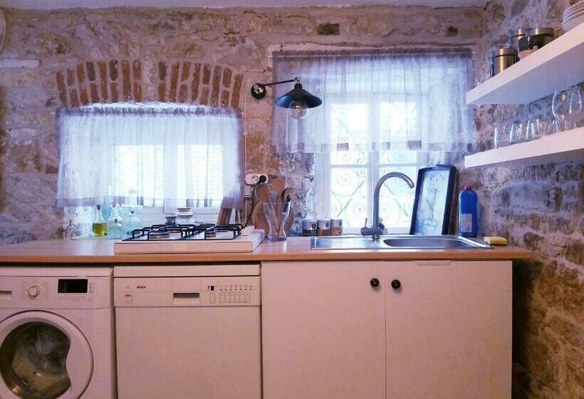 Ayvalık Merkezde Eski Taş Rumevi