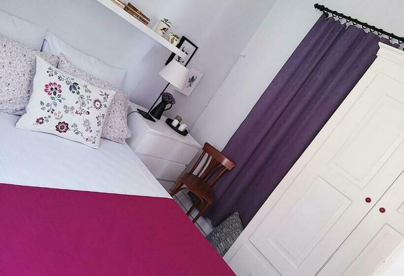 Ayvalık Merkezde Eski Taş Rumevi