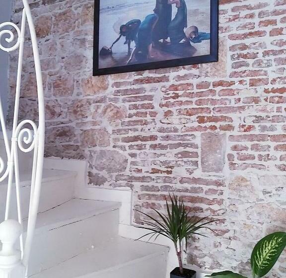 Ayvalık Merkezde Eski Taş Rumevi