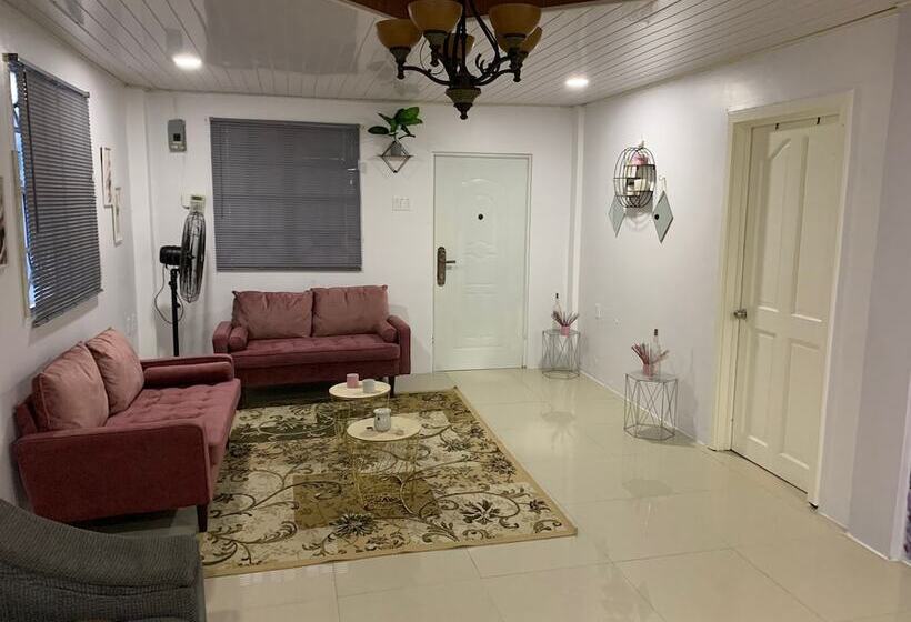 Charming 1 Bed House In Georgetown