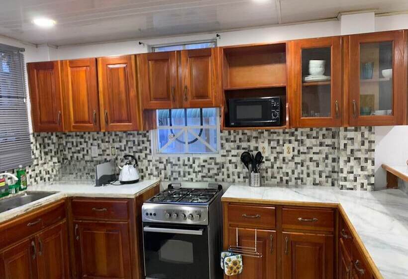 Charming 1 Bed House In Georgetown