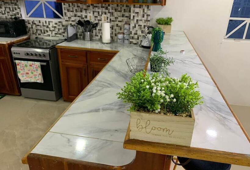 Charming 1 Bed House In Georgetown