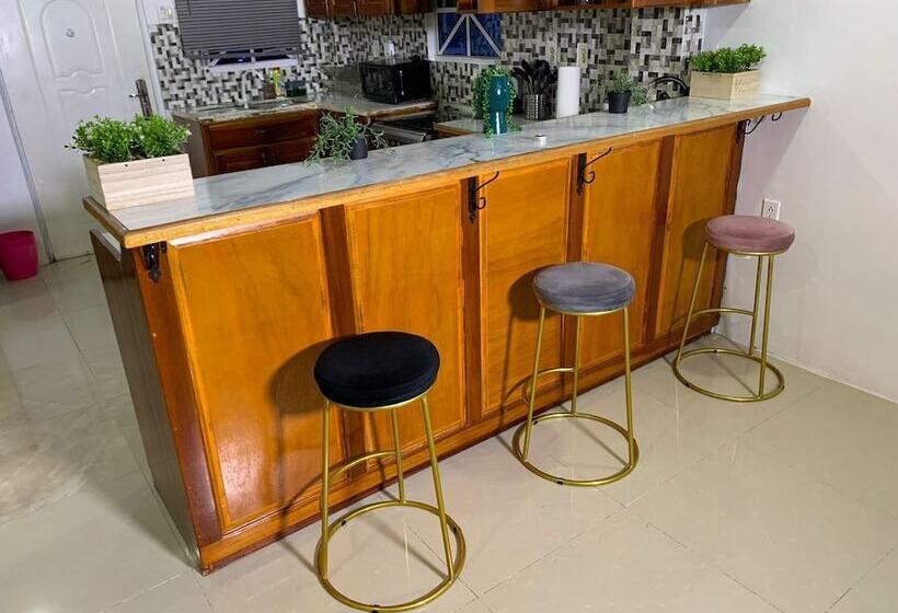 Charming 1 Bed House In Georgetown