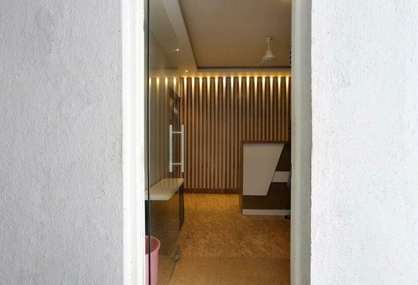 Collection O 61246 Hotel De Meridian Near Versova Beach