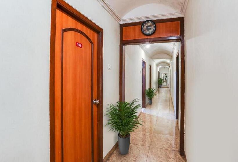 Collection O 61246 Hotel De Meridian Near Versova Beach