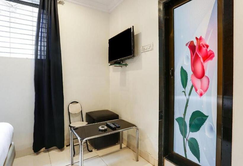 Collection O 61246 Hotel De Meridian Near Versova Beach