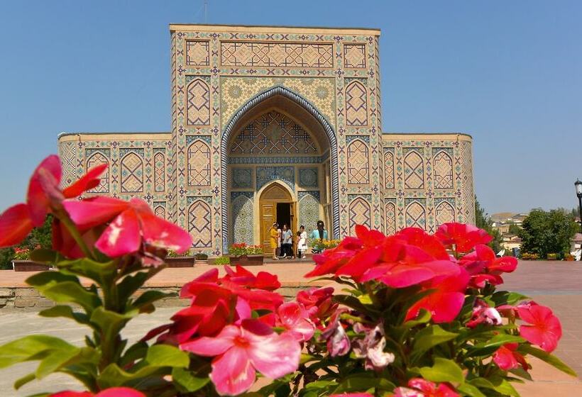 בית מלון כפרי Hilton Garden Inn Samarkand