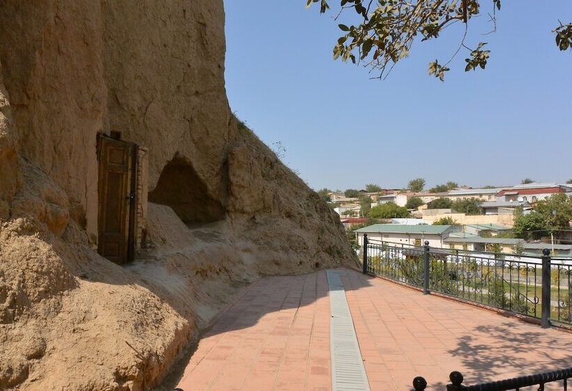 בית מלון כפרי Hilton Garden Inn Samarkand