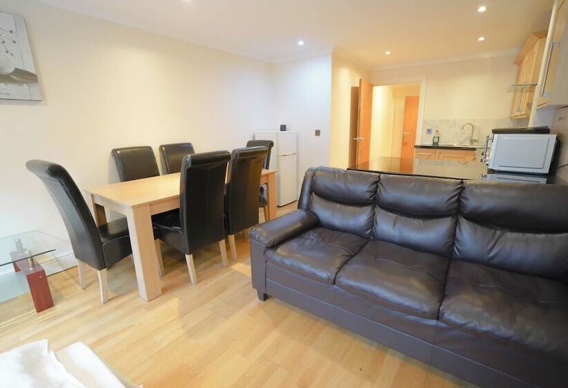 Lovely 2 Bed Apartment In London